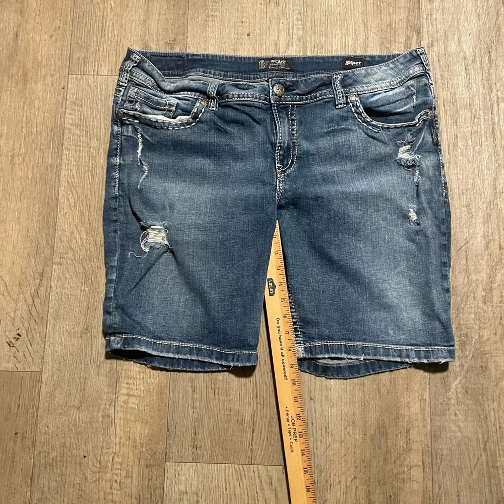 Silver Jeans Co Suki Distressed Bermuda Jean Shorts Blue Denim Size 22 length 9”